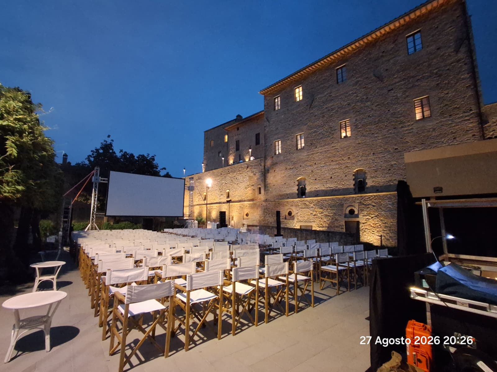 Arena estiva in cortile storico · schermo e platea